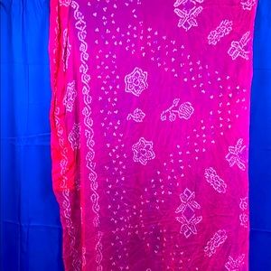 Beautiful long fabric: sari, scarf, or shawl!